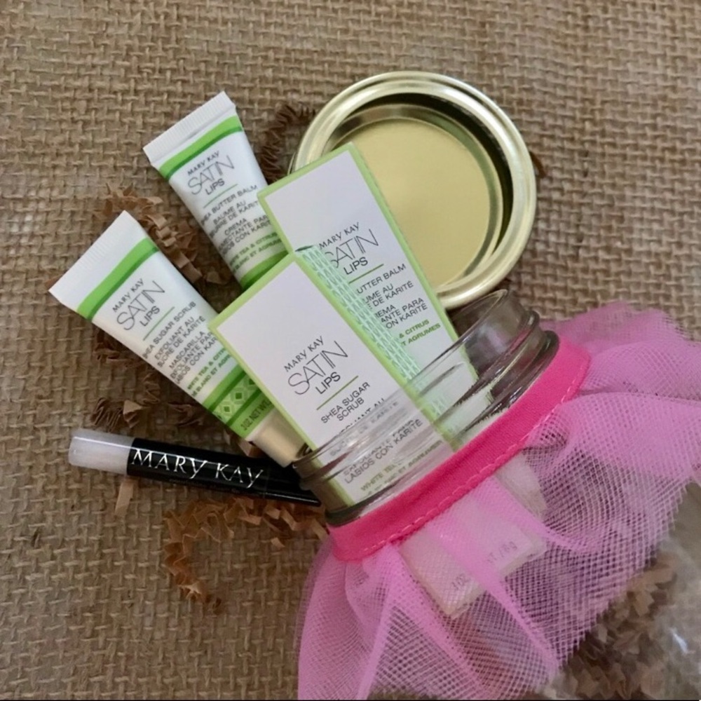 🎉HP🎉 Mary Kay Satin Lips TuTu Mason Jar Gift Set